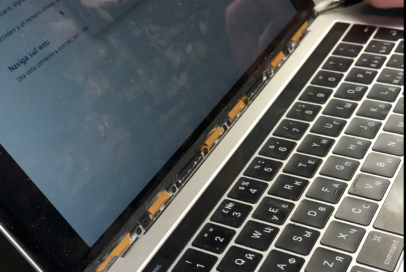Macbook Pro зі знятим фронтальним склом з надписом MacBook